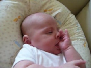 Gaspard découvre les attraits de son pouce