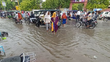 अलवर में थोड़ी सी बारिश और सामान्य चिकित्सालय के पास भरा पानी