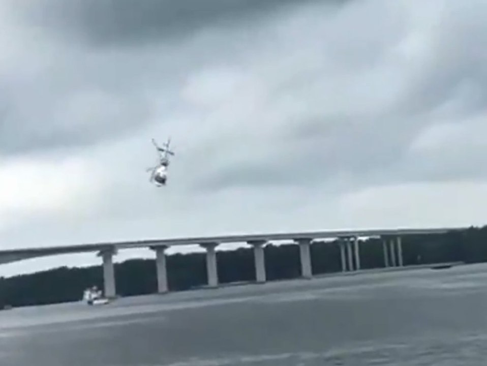 Polizeihubschrauber macht Bruchlandung in Fluss