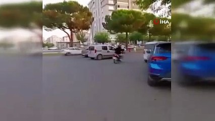 Babalarıyla yolun karşısına geçen çocuklara otomobil çarptı!
