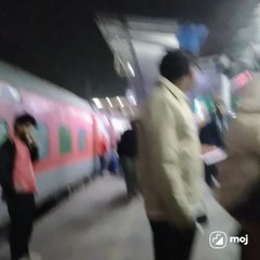 Experience the vibrant pulse of travelers, vendors, and urban energy!  #NewDelhiVibes #RailwayStation #CityPulse