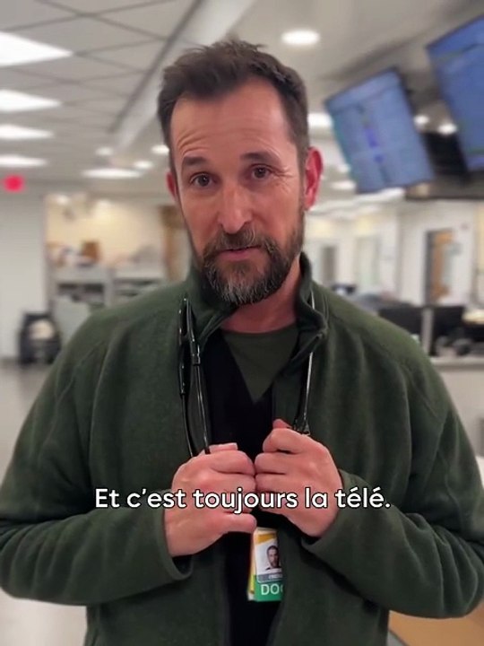 Même Noah Wyle, le Dr Michael Robinavitch dans la série "The Pitt", sait que maintenant, c’est HBO Max… pas juste Max. HBO MAX. HBO MAX.