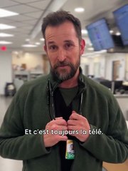 Même Noah Wyle, le Dr Michael Robinavitch dans la série "The Pitt", sait que maintenant, c’est HBO Max… pas juste Max. HBO MAX. HBO MAX.