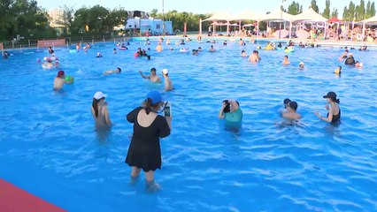 밤에도 식지 않는 열기...한강 야외 수영장 '북적' / YTN