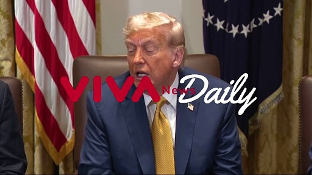 Menyingkap Makna Di Balik Foto Trump Pakai Jubah Superman