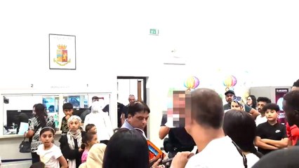 Ufficio immigrazione, la discussione tra il poliziotto e gli immigrati in sala d'attesa