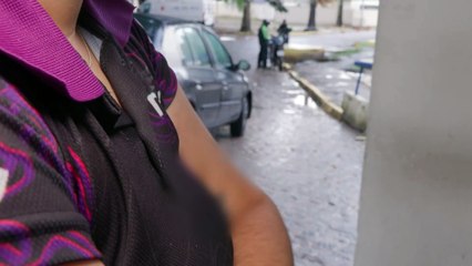 Mãe em desespero socorre filho alvejado e busca ajuda para sobrevivente em estado crítico".