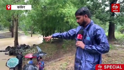 घुटनों तक पानी, एक हाथ में किताब, दूसरे हाथ में चप्पल, बारिश में आदिवासी बच्चों का पढ़ाई के लिए संघर्ष