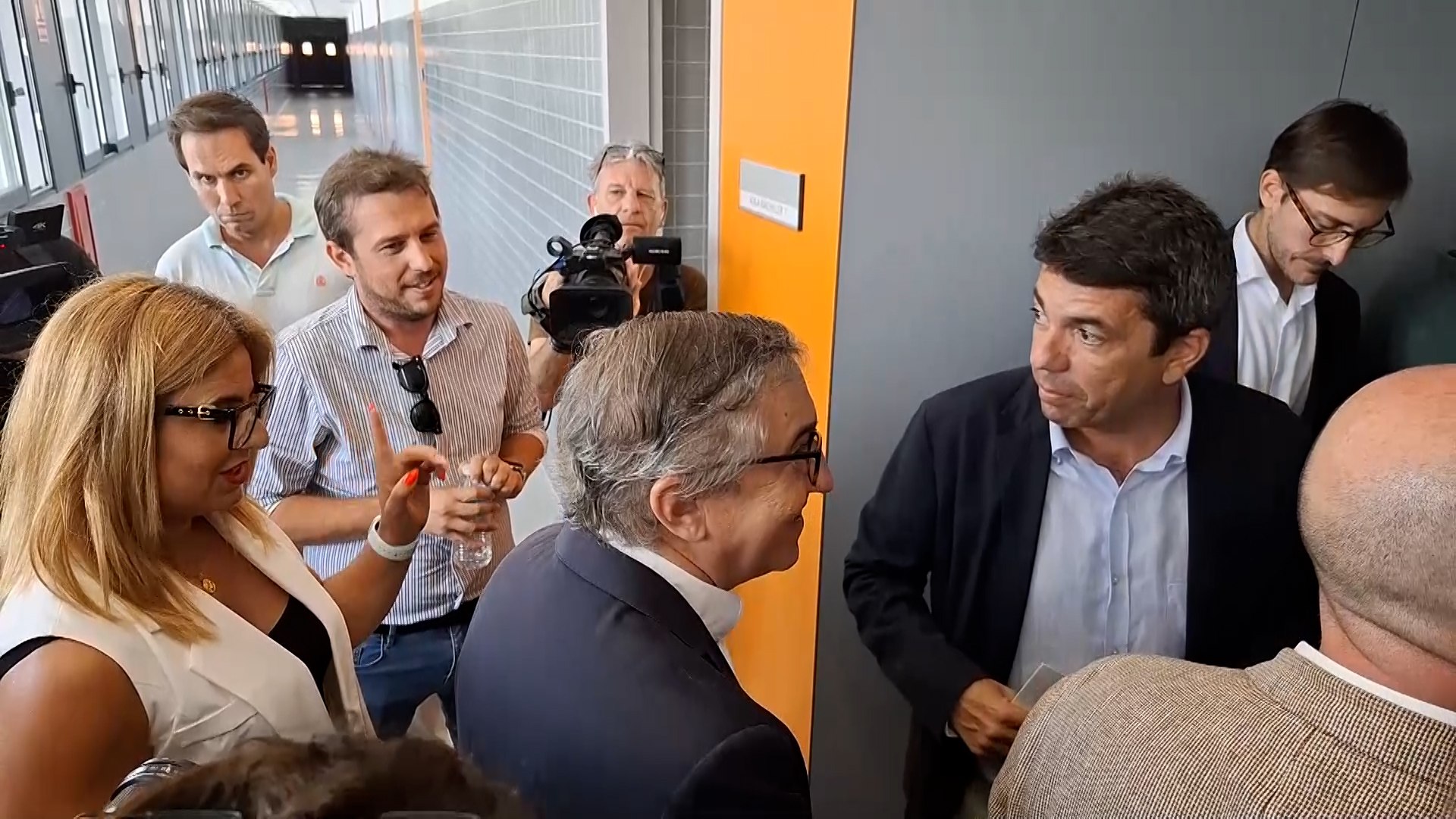 El president de la Generalitat, el popular Carlos Maz�n, ha destacado este viernes que la apertura del nuevo instituto Azor�n de Petrer es "simb�lica" porque, con un millar de alumnos y una inversi�n de 13,3 millones de euros, se trata de un centro cuya construcci�n ha sido objeto de "abandono durante demasiado tiempo".