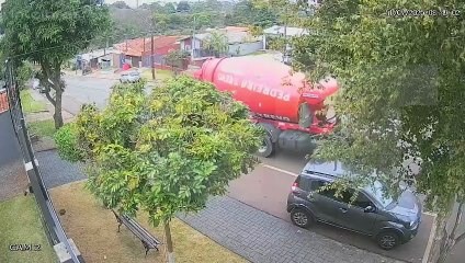Caminhão betoneira esparrama concreto no asfalto e oferece risco a motociclistas no bairro Claudete
