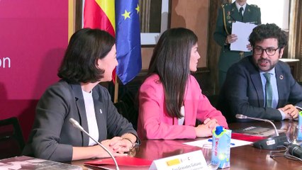 La reina Letizia rescata su traje vitamina en color coral