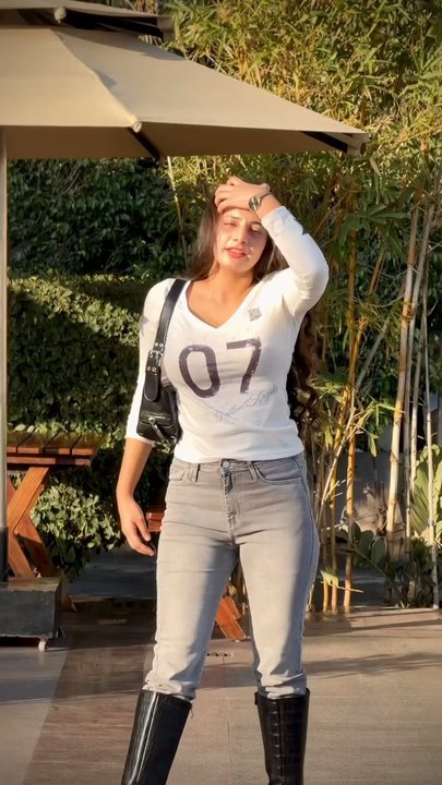 Today I have come to the golden garden, tell me how you liked this reel shot. Or make this reel viral on dailymotions friend.