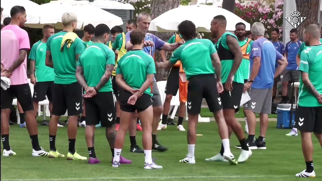 Entrenamiento del Betis en El Algarve con la presencia de Bakambu