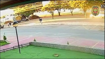 Homem é perseguido e esfaqueado após supostamente assediar irmã de agressor