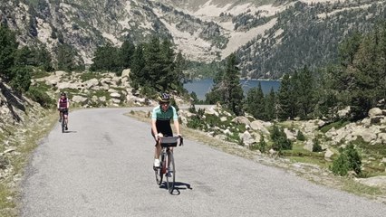 Recibió la visita de dos cicloturistas cuando vivía la opresión de Siria y ahora ayuda a otras mujeres a recorrer ultradistancias