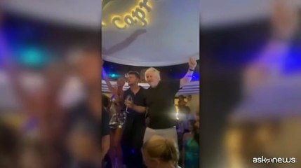 Capri, Boris Johnson scatenato: canta e balla in un locale notturno