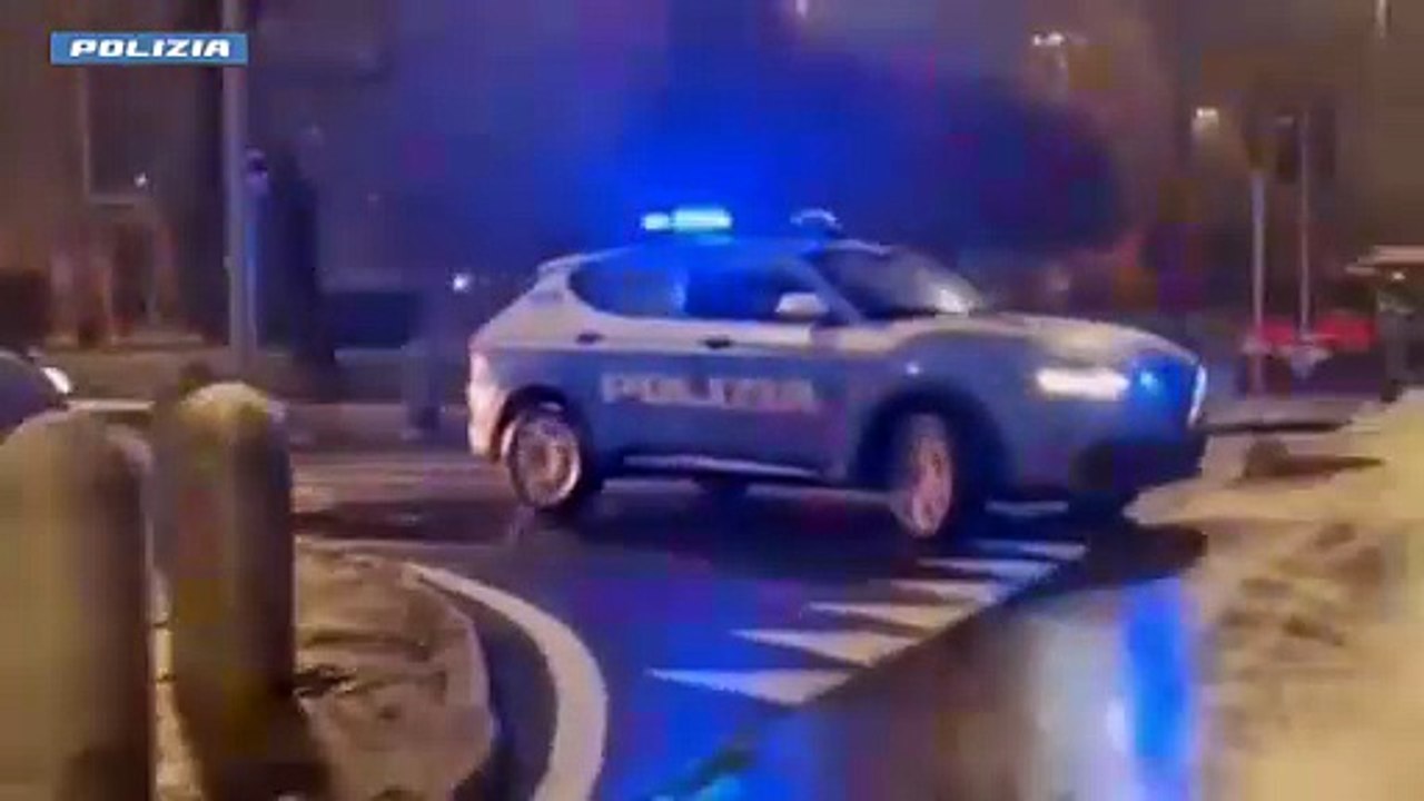 L'aggressione alla fermata del tram 7 a Milano