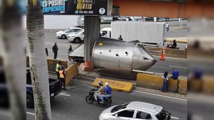 Accidente: camión impacta soporte de elevado en la Kennedy