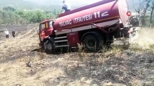 Hobi bahçesindeki kuru otları yaktılar, yandaki yulaf tarlası ile meyve bahçeleri kül oldu