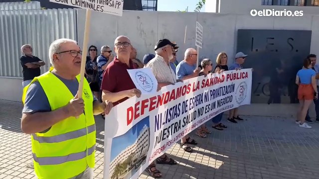Mazón visita Petrer entre protestas y gritos de “dimisión” y reproches de la alcaldesa por “venir solo a hacerse la foto”