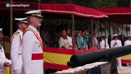 Felipe VI entrega los despachos a los nuevos sargentos de la Armada en San Fernando