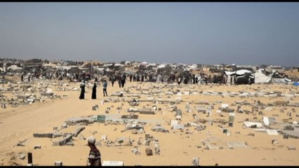 Gaza, palestinesi tra le tende distrutte a Sud-Ovest di Khan Yunis