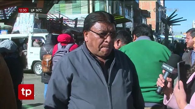 ”Estamos durmiendo en la fila”: Choferes bloquean la ruta El Alto - Viacha por escasez de diésel 