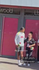 A homenagem do elenco do liverpool a diogo jota fora do estádio