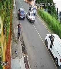 Graban momento en que ciudadanos someten a ladrón tras asalta a una mujer en el DC