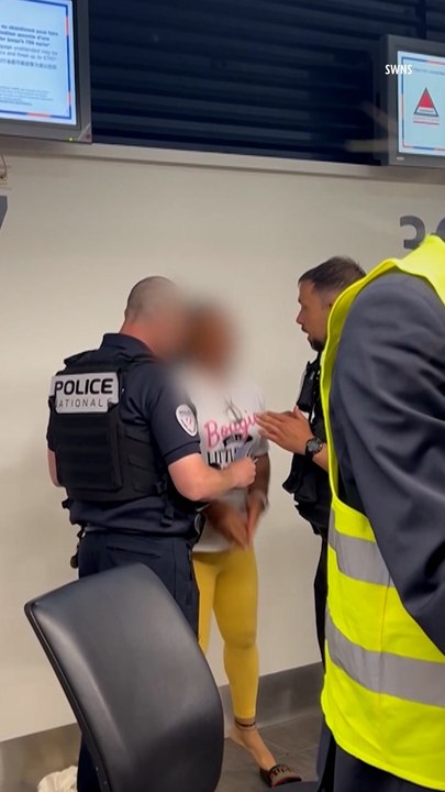 Plane Passenger Starts Screaming and Curses Out Airport Staff After Flight Gets Canceled