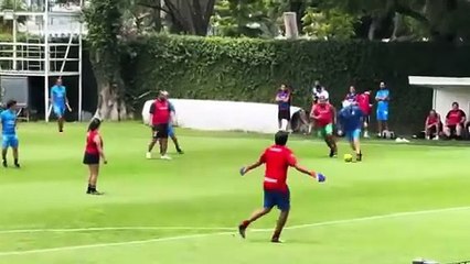 ¡Entrada de amarilla! Gabriel Milito, DT de Chivas, soltó patada al periodista Jesús 'Chuyón' Hernández