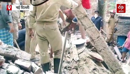 दिल्ली के वेलकम इलाके में चार मंजिला बिल्डिंग गिरी, 12 लोगों के फंसे होने की आशंका, रेस्क्यू ऑपरेशन जारी