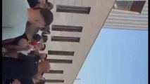 Un grupo de personas agrediendo a un joven de nacionalidad marroquí.
