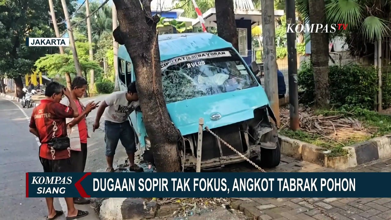 Angkot CiputatKebayoran Lama Ringsek Usai Tabrak Pohon, Diduga Sopir Ngantuk | KOMPAS SIANG