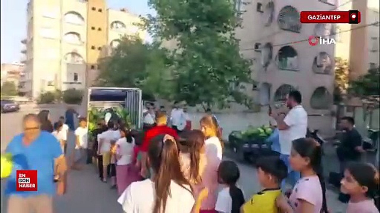 Gaziantep'te davul zurna eşliğinde 7 ton karpuzu 10 dakikada dağıttı