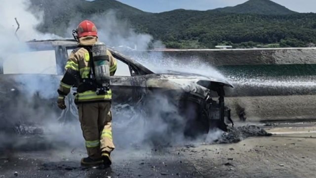 고속도로 달리던 SUV 가드레일 충돌 화재...1명 사망 / YTN