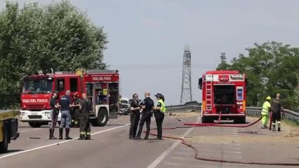 Vigili del fuoco a Crespellano: un'autocisterna finisce nel parcheggio della Gls e muore l'autista