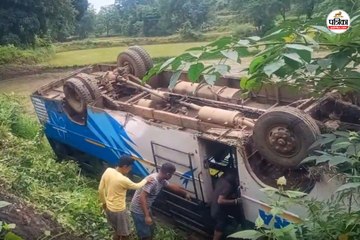 यात्रियों से भरी बस खेत में पलट गई