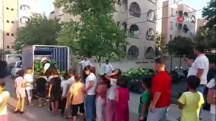 Davul zurnayla geldi! 7 Ton karpuz 10 dakikada tükendi