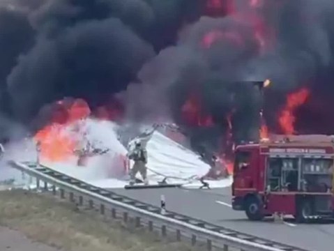 Mitten auf der Autobahn: Lkw-Crash verursacht riesigen Brand