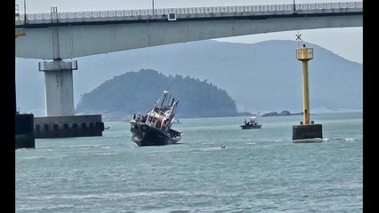 전남 고흥 앞바다서 낚싯배 '암초'에 좌초 / YTN