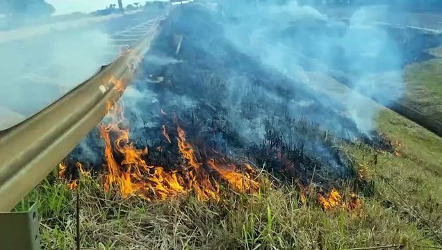 Fumaça de incêndio em vegetação às margens da PRc-467 prejudica motoristas em Cascavel