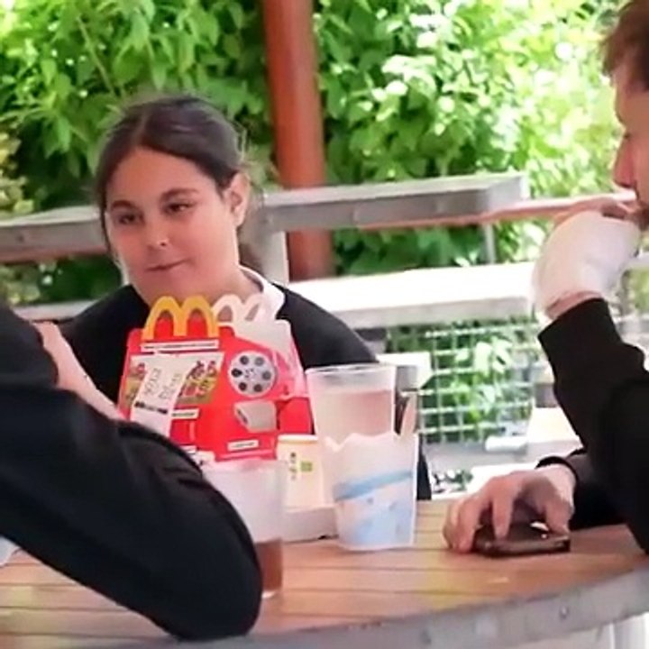 Un enfant pauvre mange la commande d'un inconnu 😳