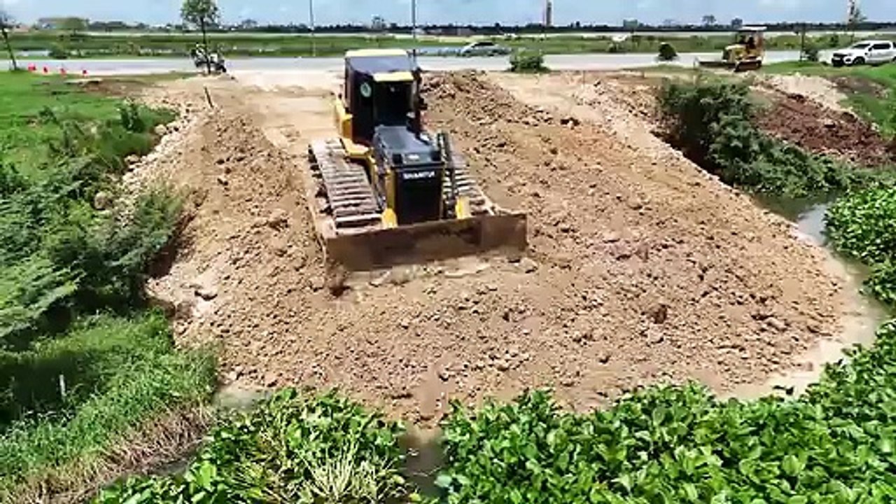 Nicely! Opening Landfill Project! Using Powerful SHANTUI dozer Push Soil And 25.5t Dump Trucks