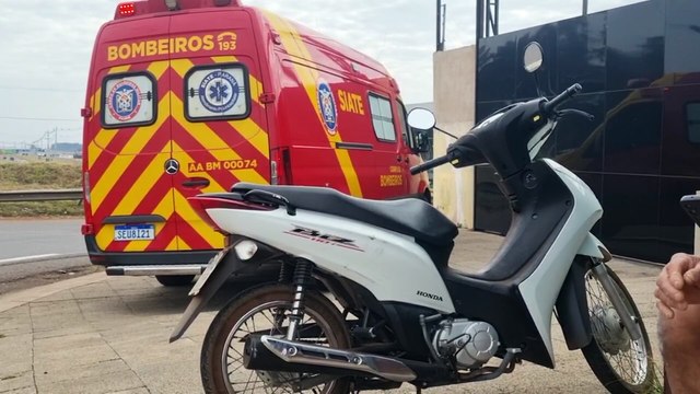 Mulher fica ferida após queda de motocicleta no Trevo da Ceasa em Cascavel