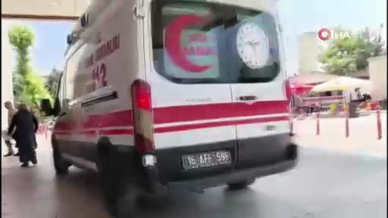Bursa’da motosiklet dolmuş durağına daldı