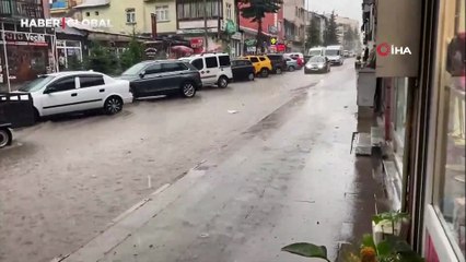 Sarıkamış’ta sağanak yağmur: Caddeler göle döndü