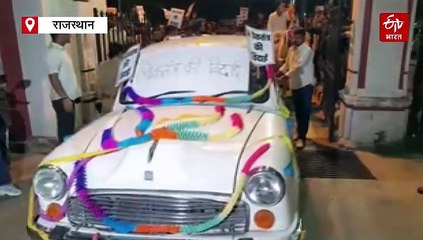 एनएसयूआई ने यूनिवर्सिटी में निकाली अनूठी बारात, सीएम और अन्य मंत्रियों के मुखौटे पहन शामिल हुए छात्र