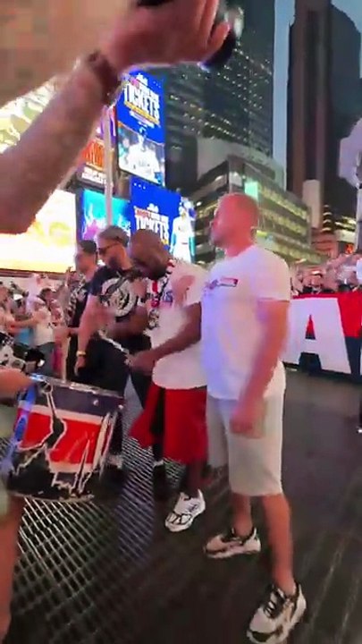 Les supporters parisiens s’échauffent la voix à Times Square avant la finale de la Coupe du monde des clubs, dimanche soir à New York.