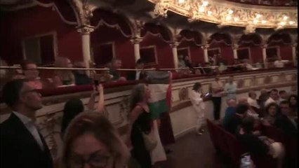 Bari, teatro Petruzzelli: la protesta dei pro-Palestina contro il ministro Crosetto
